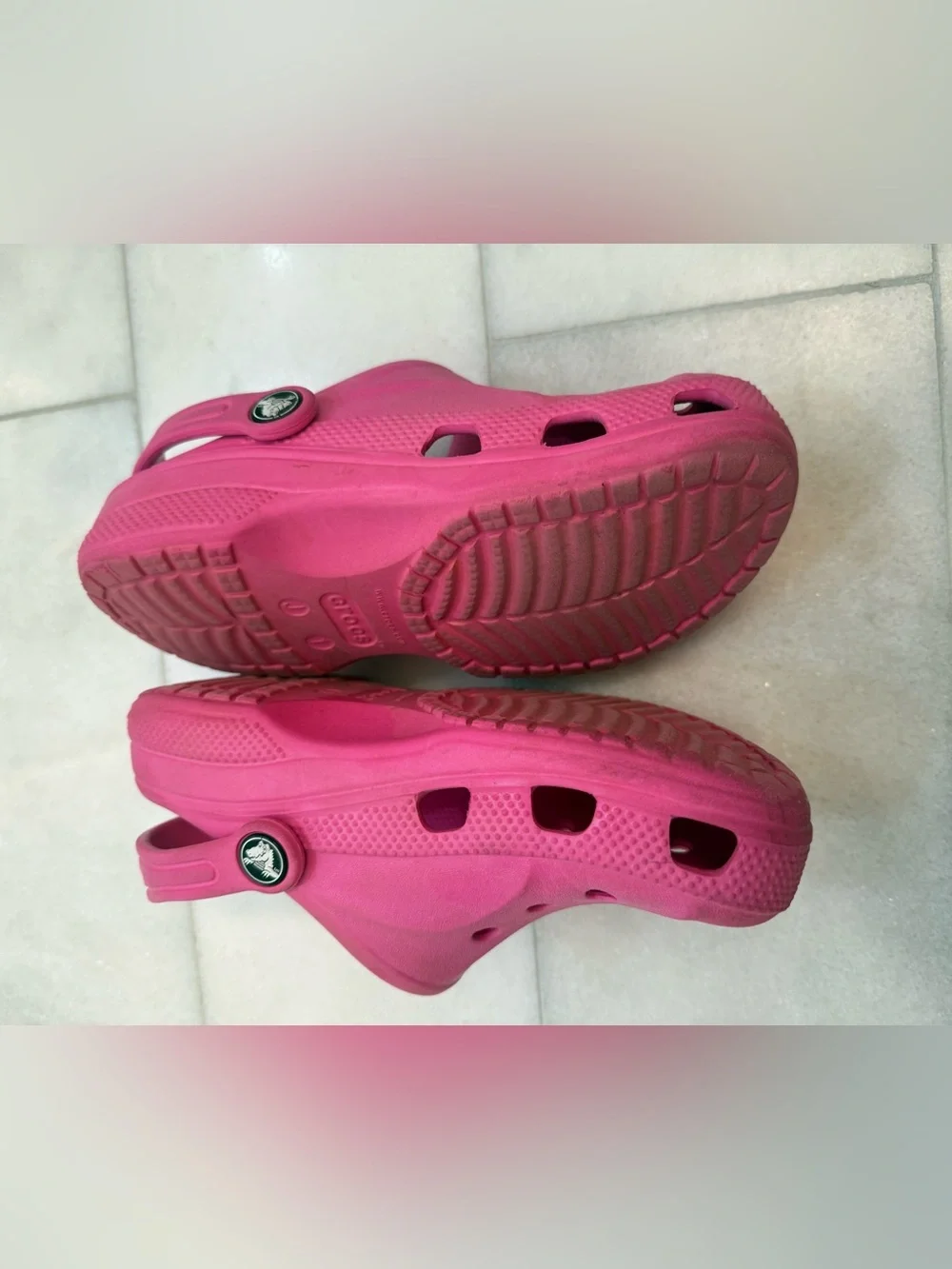 CROCS Kids Classic Clog in Bright Pink. Size 1